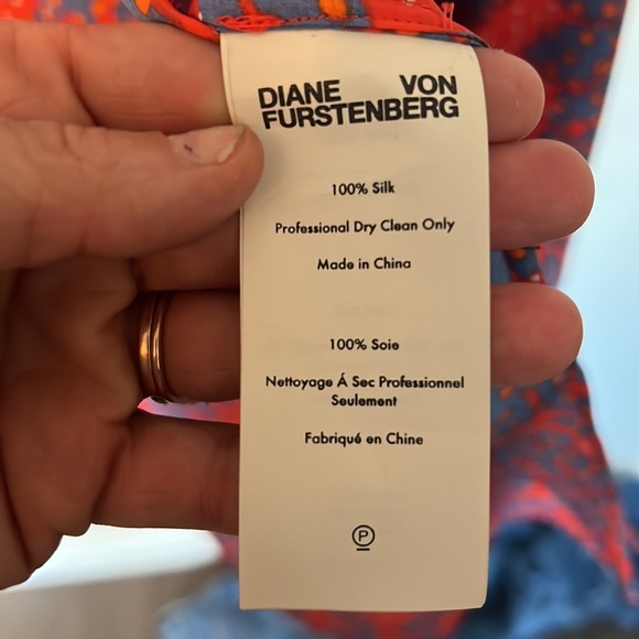 100% Silk DVF Button Down Top - Picture 4 of 4